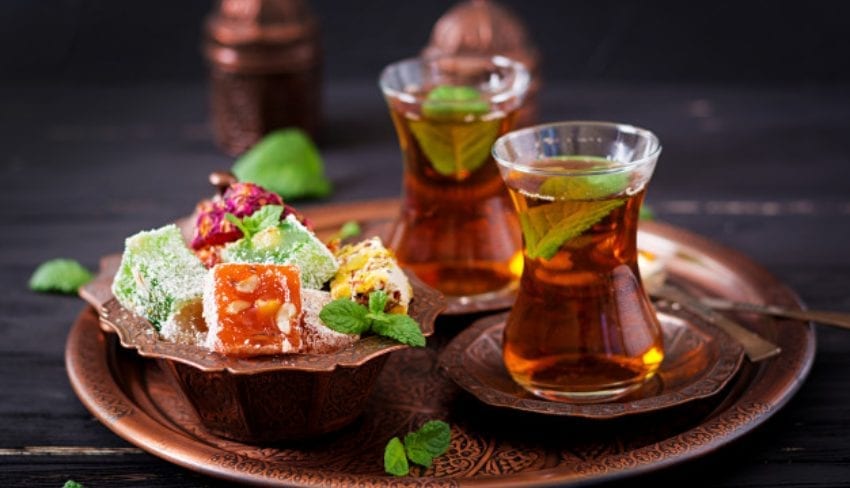 حلوى راحة الحلقوم مع شاي