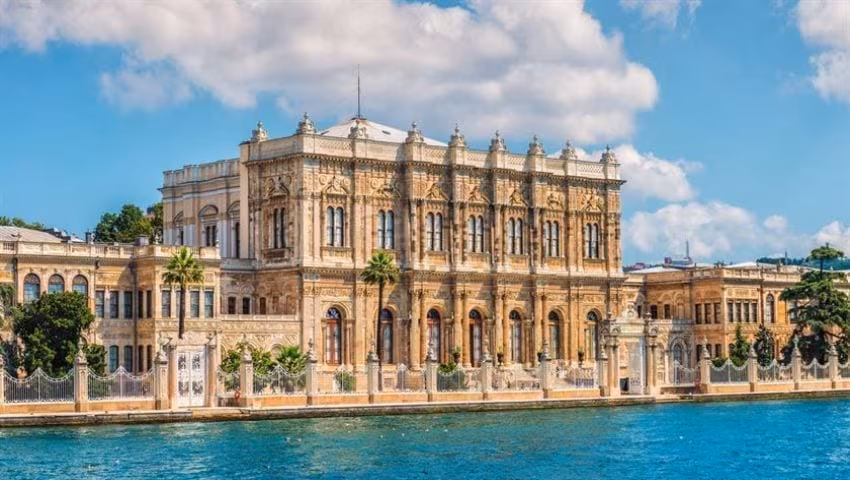 Dolmabahçe Sarayı Dolmabahçe Sarayı'nın denizden görünümü