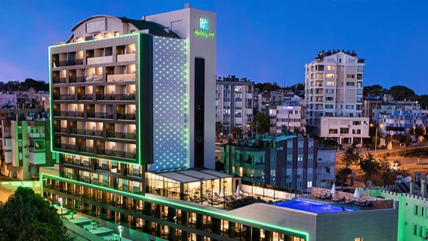 Зона с басейн в Holiday Inn Antalya Lara