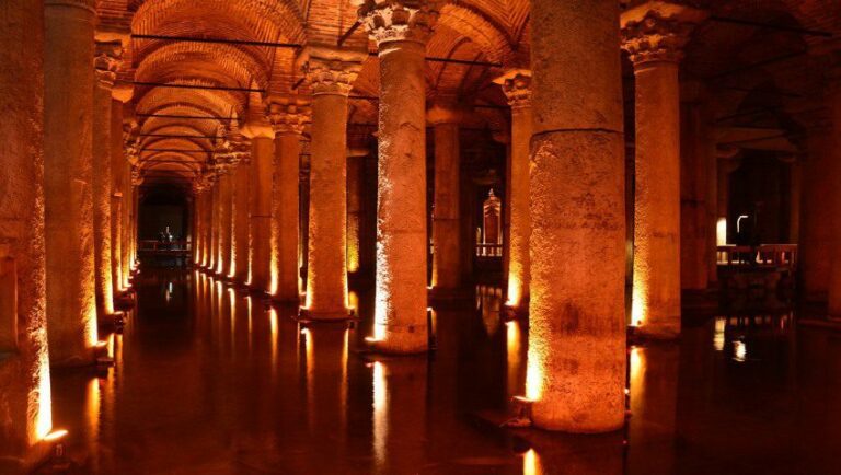 Erkundung der antiken Wunder der Zisternen von Istanbul: Ein Besuch der Cisterna Basilica
