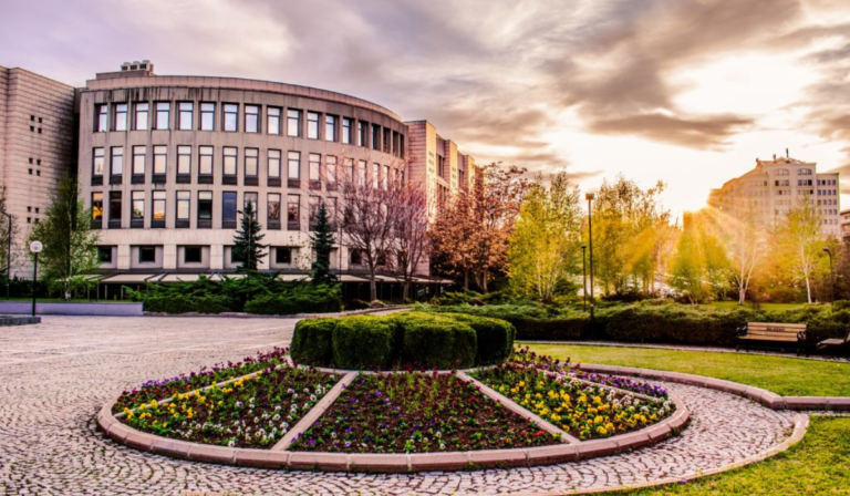 Leia mais sobre o artigo Universidade Bilkent: Programas | Taxas ₺ E $ | Um guia completo 2023