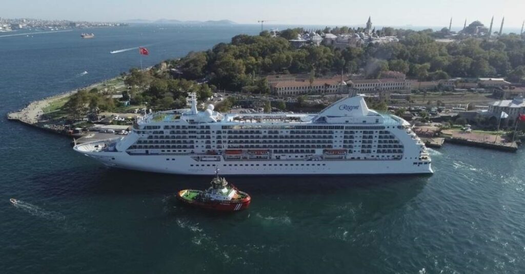 cruise ship in istanbul