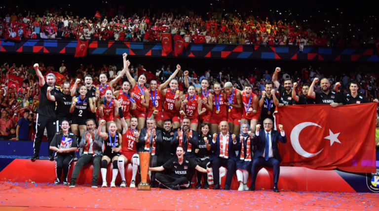 Read more about the article Tyrkiets kvindelige volleyballhold: Alt hvad du behøver at vide
