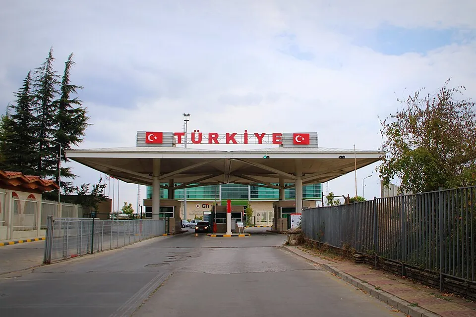 Η στεγασμένη πύλη στο συνοριακό πέρασμα του Καπίκουλε με τη λέξη TÜRKİYE με κόκκινα γράμματα και δύο σημαίες