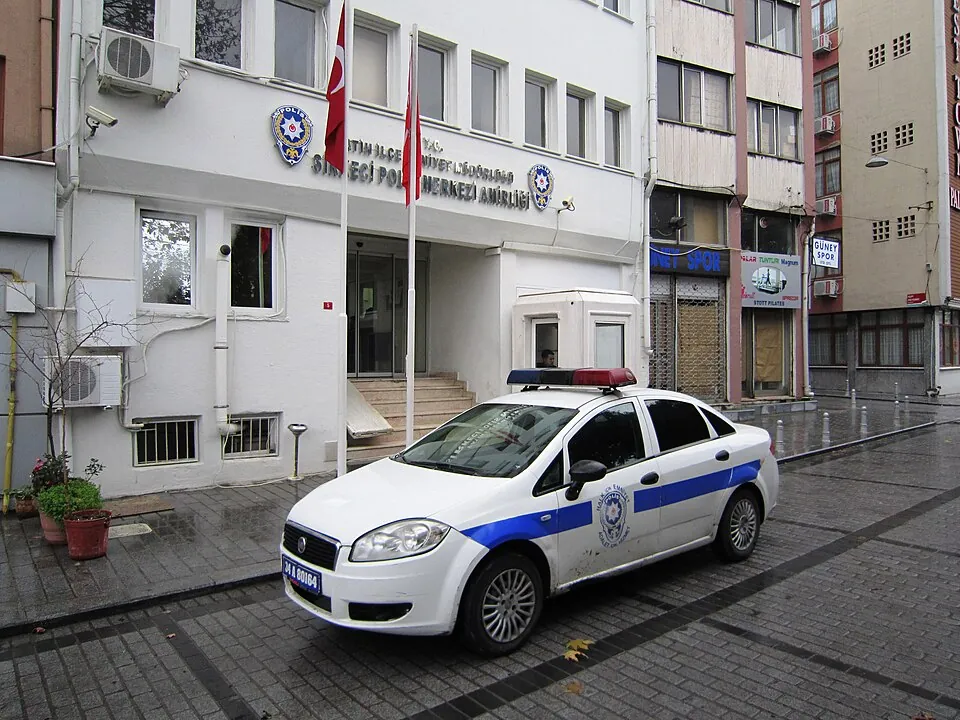 Ένα λευκό και μπλε περιπολικό σταθμευμένο μπροστά σε αστυνομικό τμήμα στην Κωνσταντινούπολη