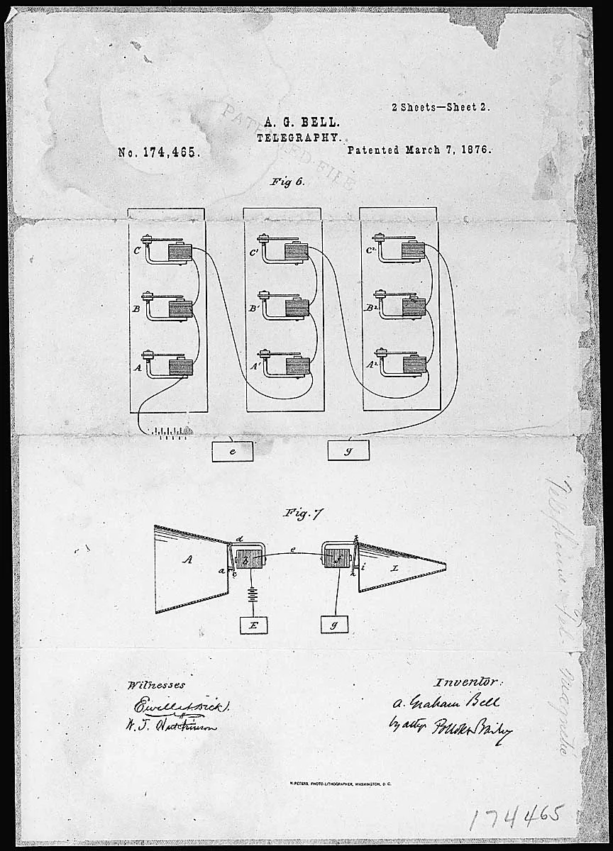 Une feuille de brevet en noir et blanc avec deux dessins&nbsp;: trois bo&icirc;tiers de bobines reli&eacute;s par des fils, et un c&ocirc;ne &agrave; chaque extr&eacute;mit&eacute; d&rsquo;un fil