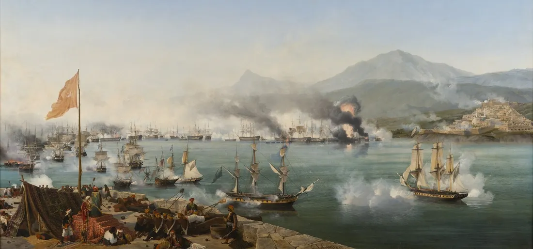 &Oacute;leo de la batalla de Navarino: buques de guerra de vela disparando en una bah&iacute;a en calma, humo sobre el agua, una ciudad en una colina y una bandera roja con una media luna en la orilla izquierda