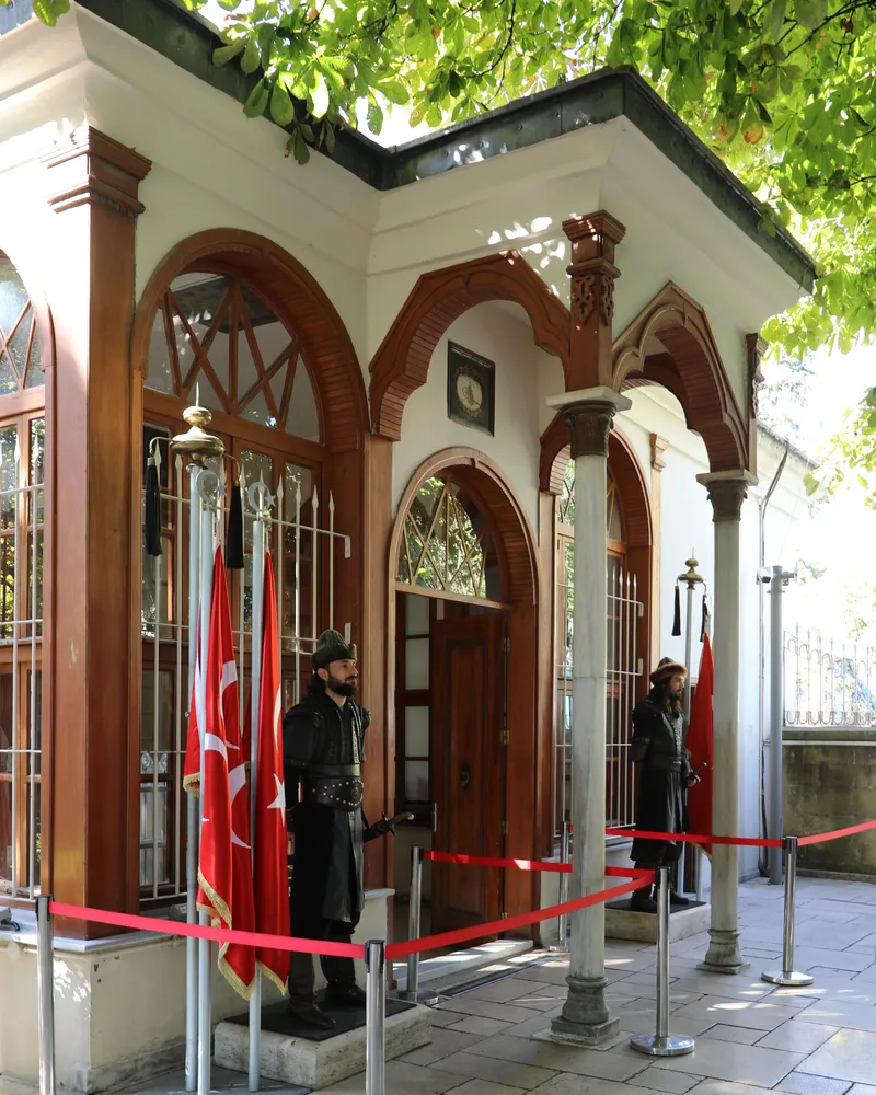 &Tau;&omicron; &pi;&rho;&omicron;&sigma;&tau;ώ&omicron; &tau;&omicron;&upsilon; &tau;ά&phi;&omicron;&upsilon; &tau;&omicron;&upsilon; &Omicron;&sigma;&mu;ά&nu; &Gamma;&alpha;&zeta;ή &sigma;&tau;&omicron; &Tau;&omicron;&pi;&chi;&alpha;&nu;έ: &delta;ύ&omicron; &lambda;&epsilon;&pi;&tau;&omicron;ί &kappa;ί&omicron;&nu;&epsilon;&sigmaf;, &pi;ό&rho;&tau;&epsilon;&sigmaf; &mu;&epsilon; &kappa;ό&kappa;&kappa;&iota;&nu;&alpha; &pi;&lambda;&alpha;ί&sigma;&iota;&alpha; &kappa;&alpha;&iota; &tau;&omicron;&upsilon;&rho;&kappa;&iota;&kappa;έ&sigmaf; &sigma;&eta;&mu;&alpha;ί&epsilon;&sigmaf;, &mu;&epsilon; έ&nu;&alpha;&nu; &phi;&rho;&omicron;&upsilon;&rho;ό &mu;&epsilon; &omicron;&theta;&omega;&mu;&alpha;&nu;&iota;&kappa;ή &epsilon;&nu;&delta;&upsilon;&mu;&alpha;&sigma;ί&alpha; &sigma;&tau;&eta;&nu; &pi;ό&rho;&tau;&alpha;