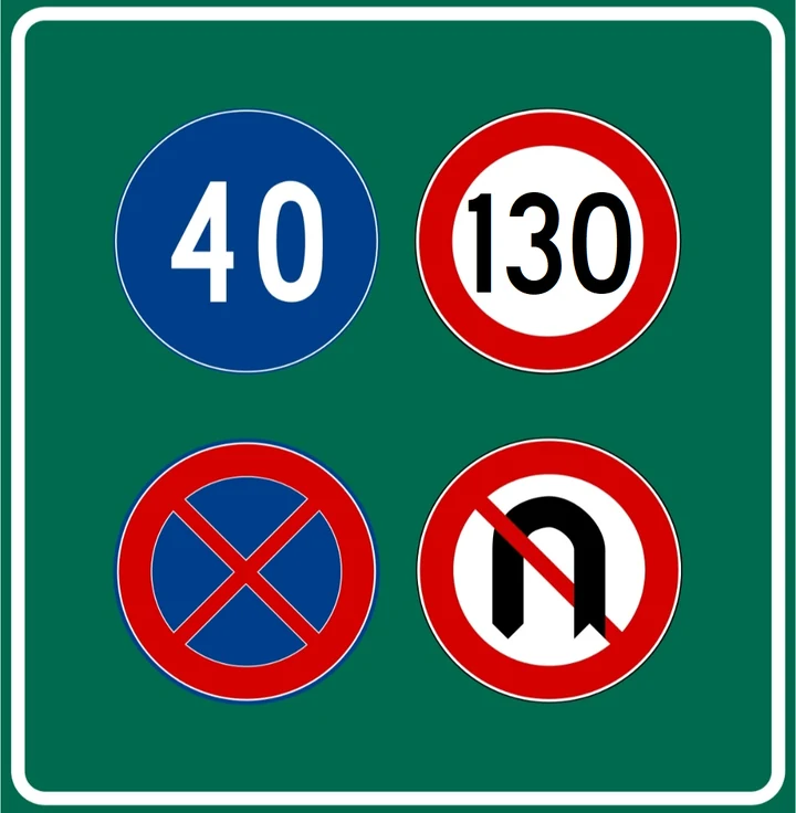 Un panneau vert de règles autoroutières indiquant une vitesse minimale de 40 et maximale de 130, avec des panneaux d’interdiction d’arrêt et de demi-tour