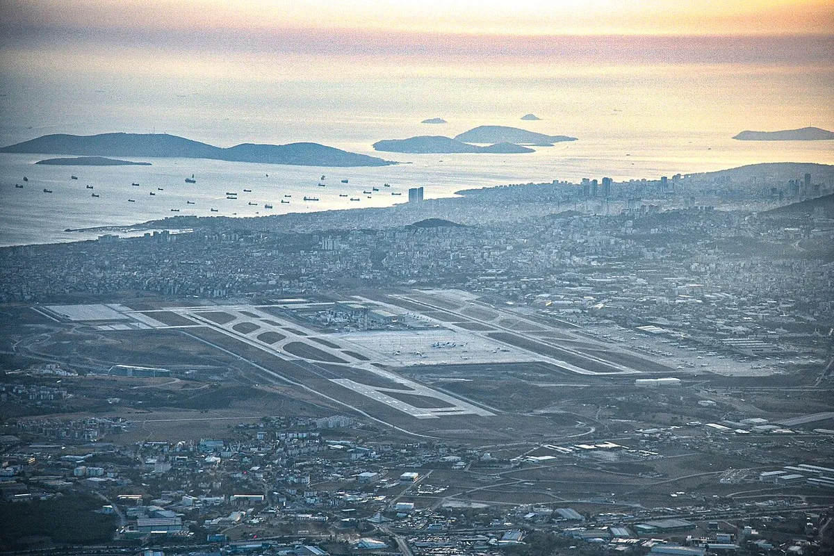 Bir havalimanının terminalini, apronlarını ve pistlerini g&ouml;steren havadan g&ouml;r&uuml;n&uuml;m