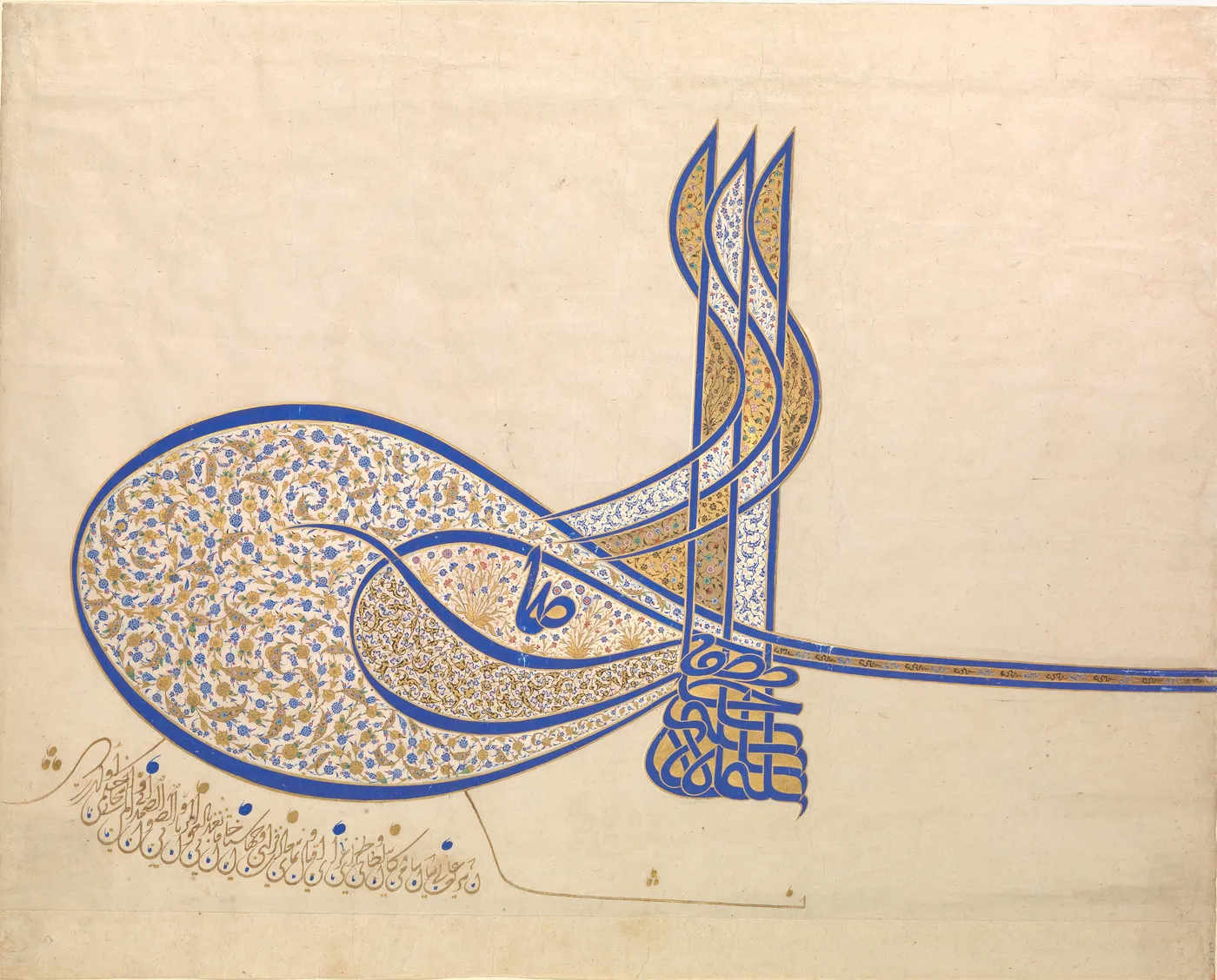 Photographie d’une tugra sur papier : trois hautes hampes s’élèvent d’un bloc de lettres superposées, deux grands ovales emboîtés remplis de fleurs dorées et bleues se trouvent à gauche, une longue bande part vers la droite et trois traits recourbés descendent du sommet des hampes
