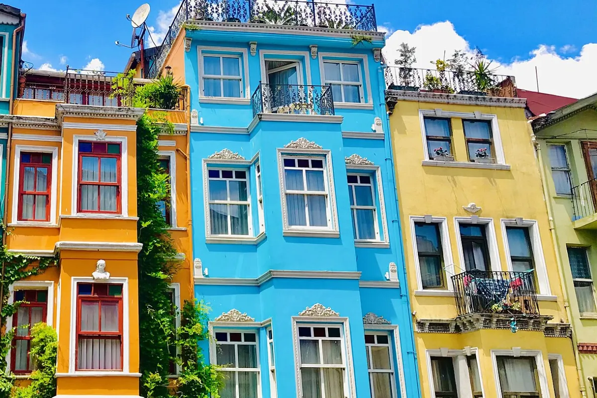 Mehrfarbig gestrichene Wohnhäuser an einem Hang in Balat, Istanbul