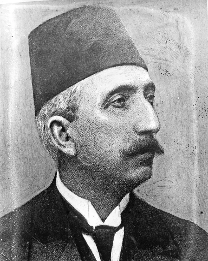 Brustbild von Mehmed VI. mit Fes und grauem Schnurrbart, in dunklem Anzug und mit Krawatte