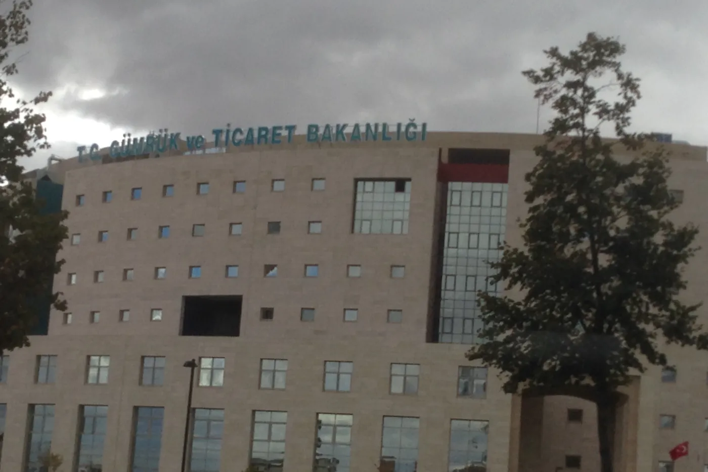 Un bâtiment ministériel en pierre à Ankara, avec les mots Gümrük ve Ticaret Bakanlığı le long du bord du toit.